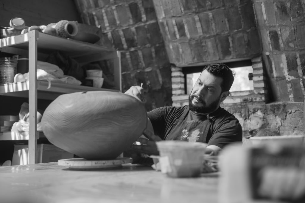 Jorge E. con la obra